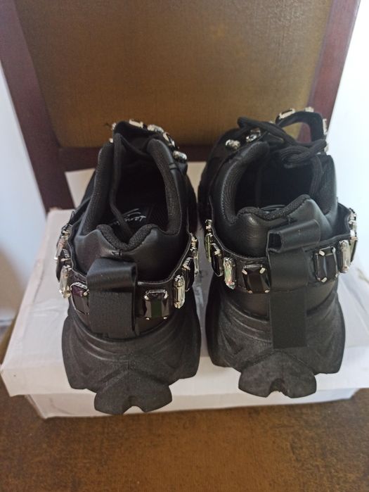 Кроссівки весняні камні р.38-39