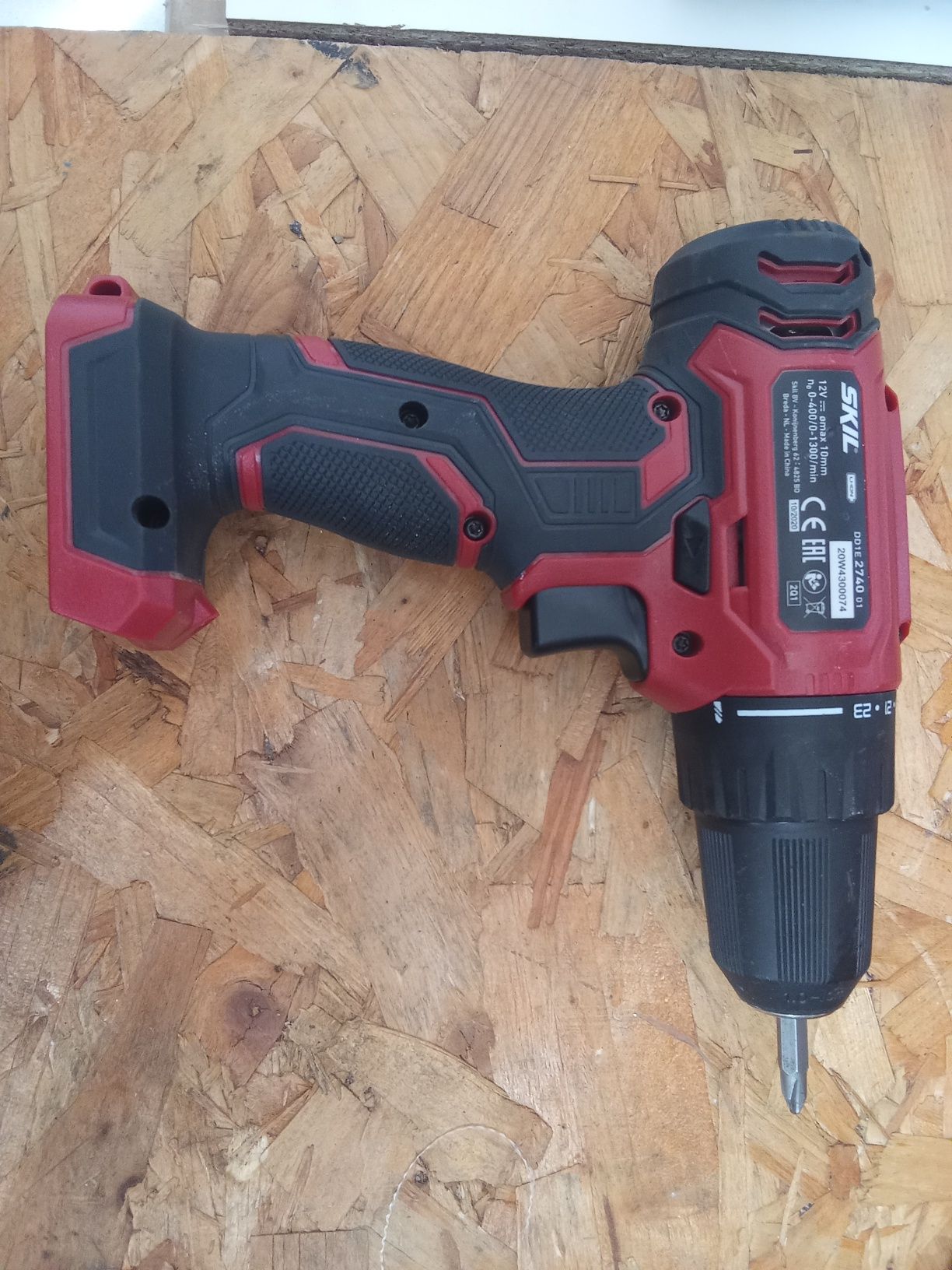Aparafusada e carregador marca  SKIL ( Sem Bateria)