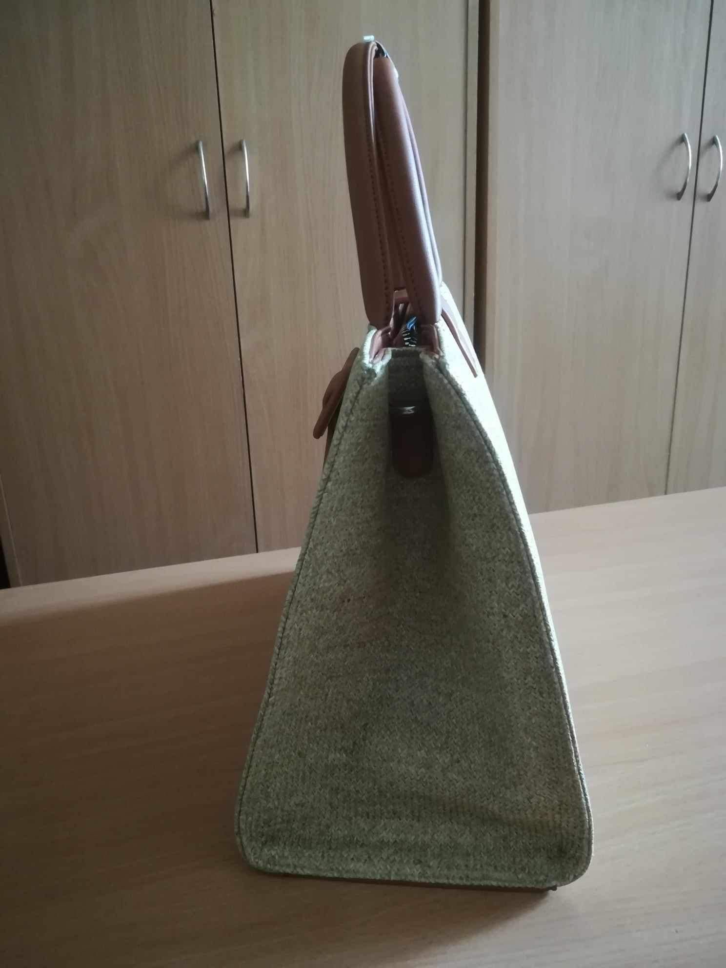 Torebka damska w kolorze beżowym z CCC