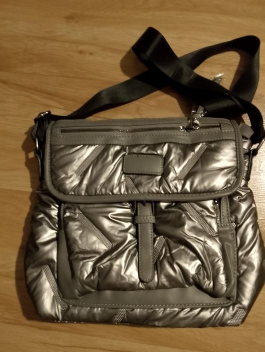 Nowa srebrna torebka listonoszka pikowana cross body