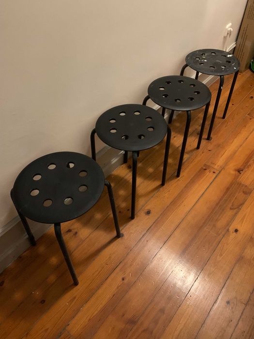 Cinco bancos pretos Ikea