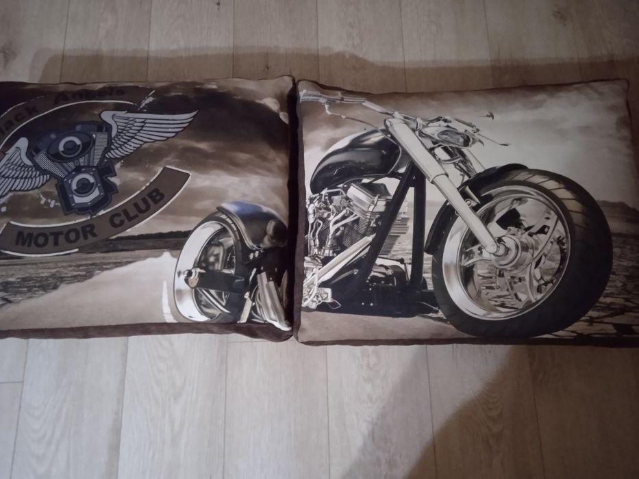 Poduchy  z  motywem motoru