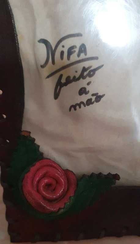 Moldura em pele feita à mao