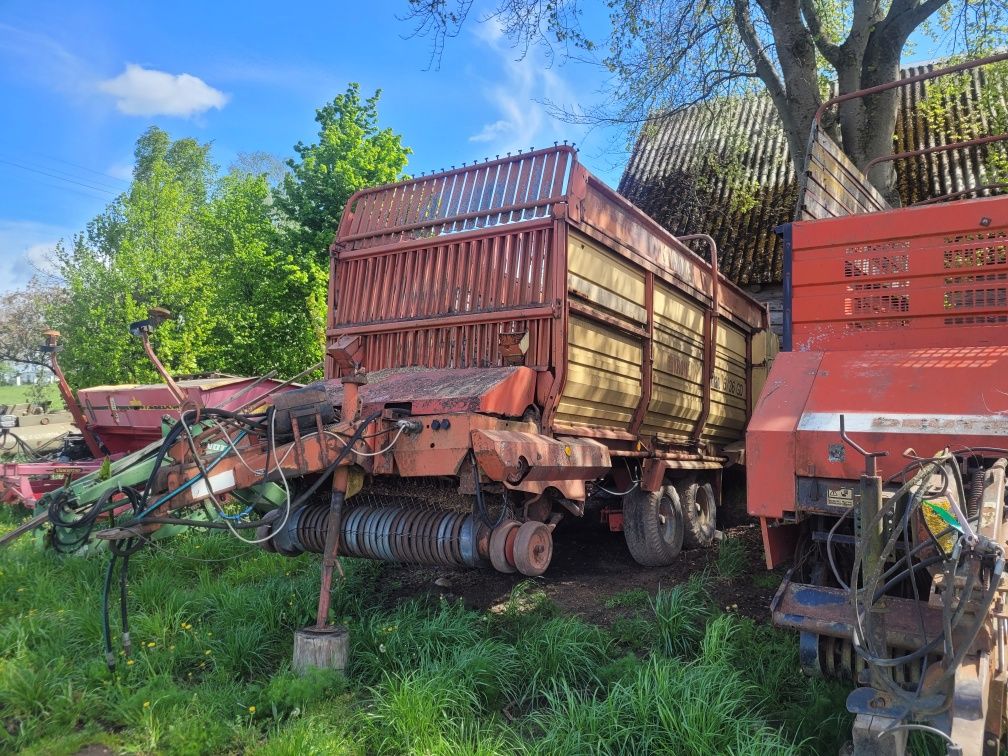 Przyczepy samozbierajace ,objętościowe.  Krone i deutz fahr