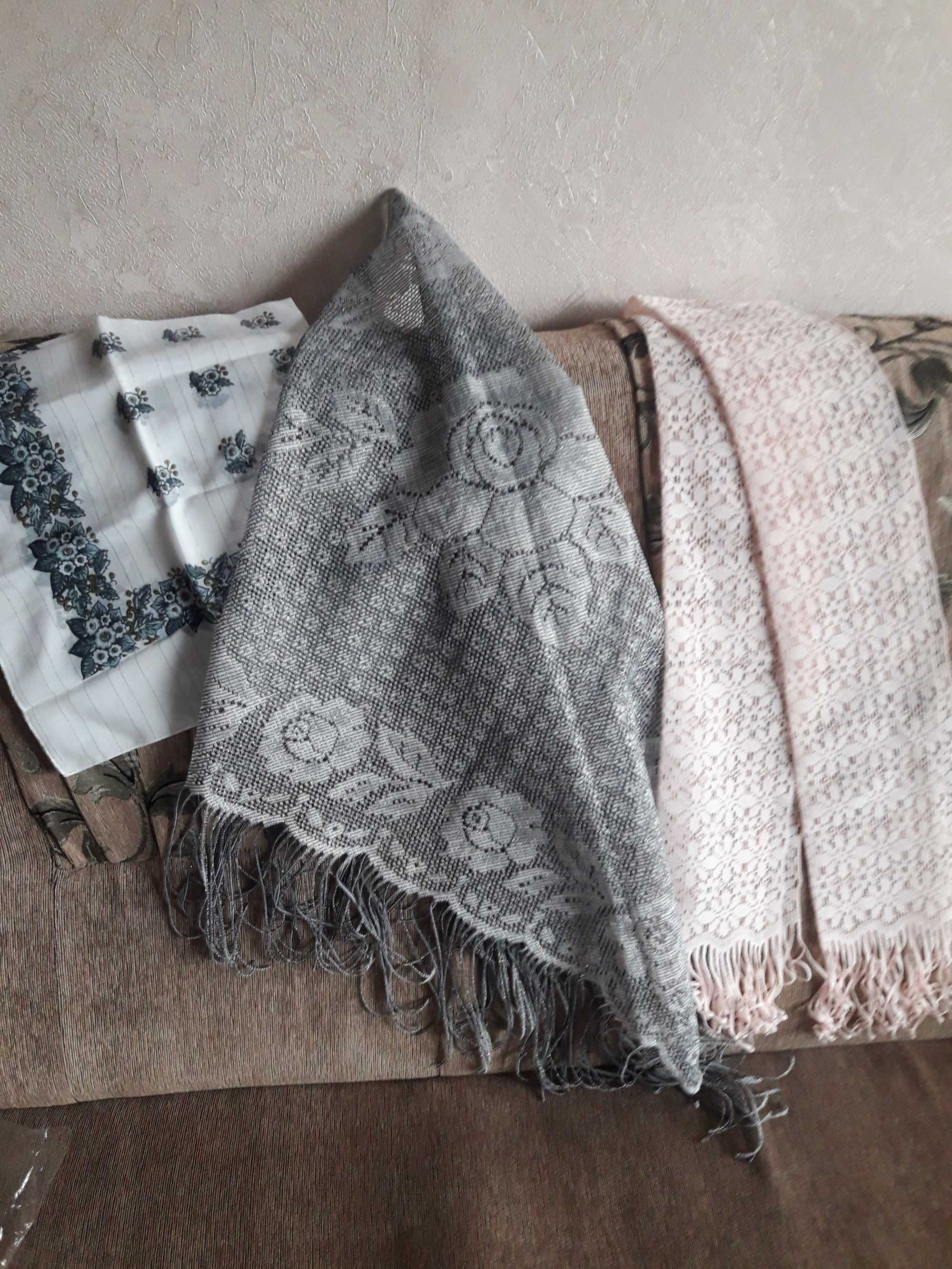 Продам Качественные Женские Зимние Шапки 2 шт. Шарфики разные