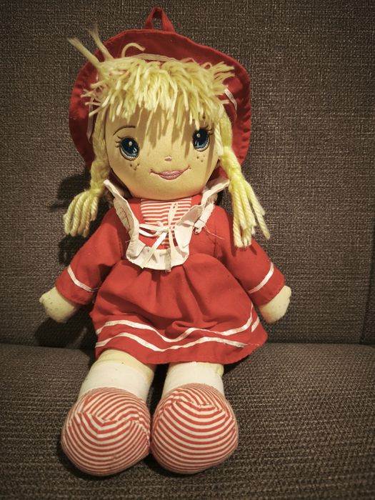 Lalka.  czerwona