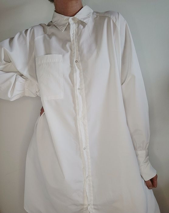 Biała sukienka koszulowa z kołnierzykiem oversize długa koszula Soyaco