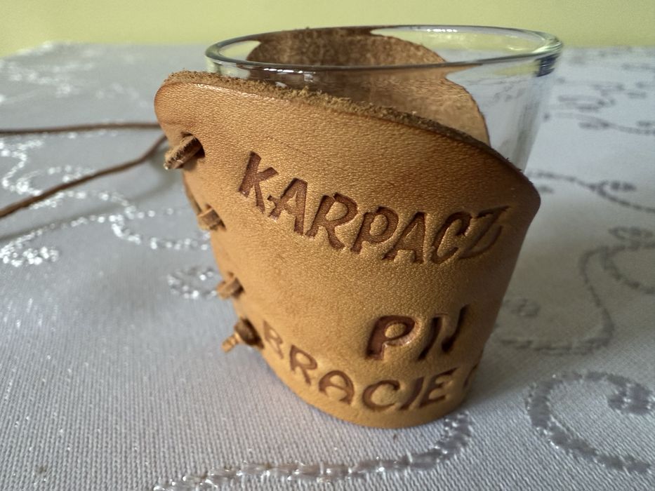 Kieliszek Imprezowy Karpacz Pij Bracie Szklany ze Skórzanym Etui