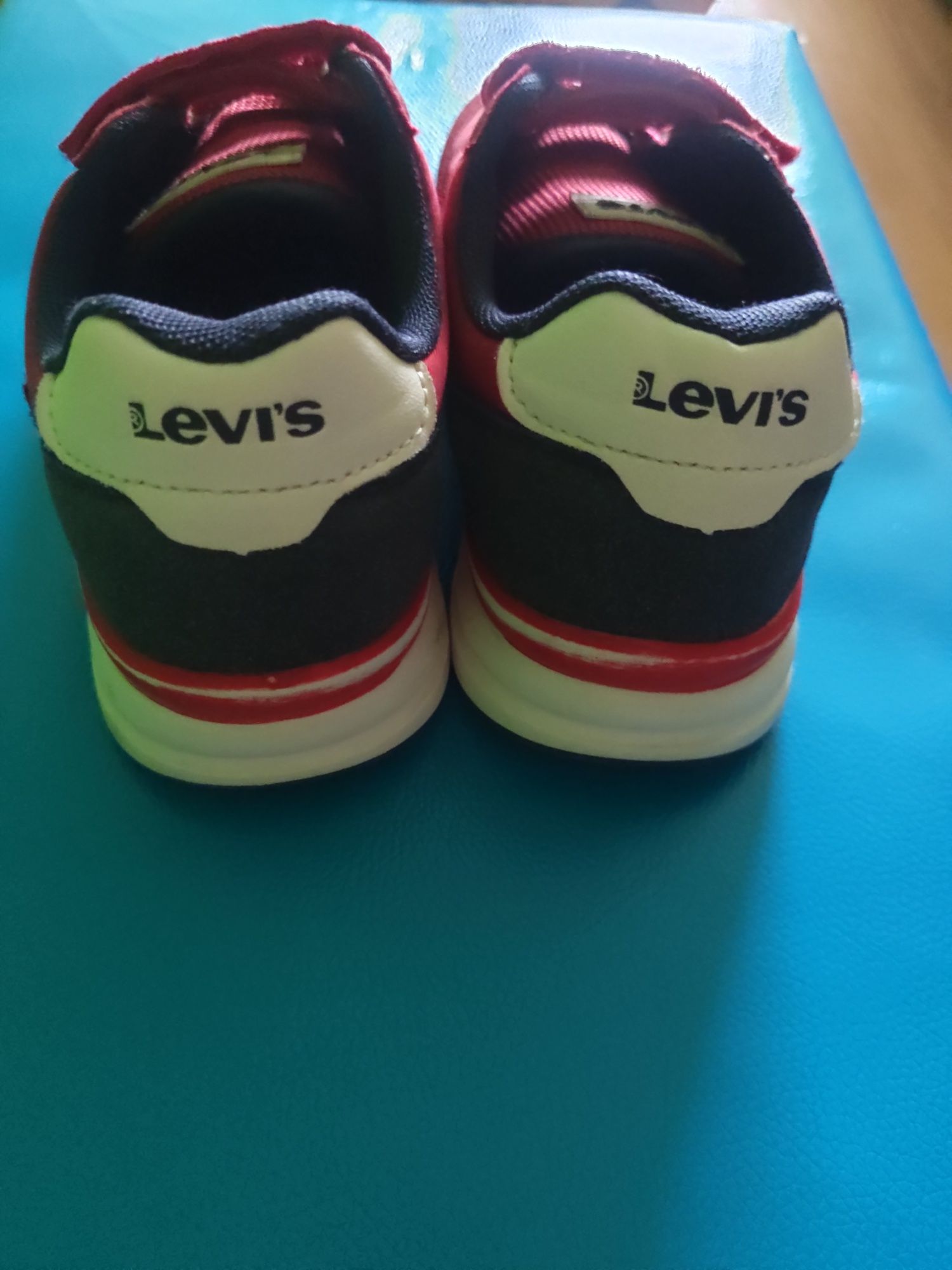 Adidasy czerwone Levis. Rozmiar 31