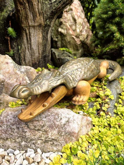 Krokodyl, aligator z drewna z mosiężnymi elementami,  Korea UNIKAT