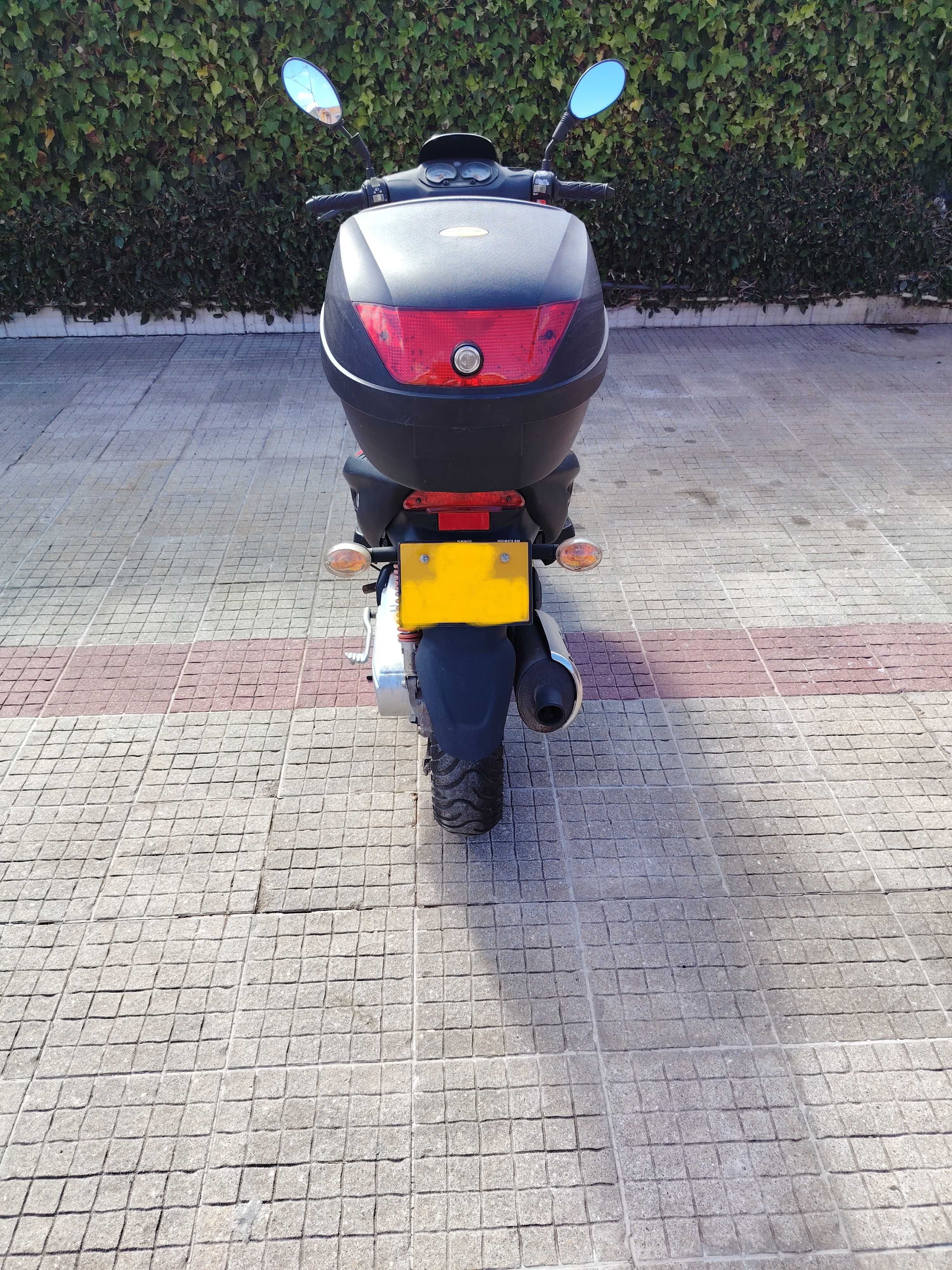 Keeway F-ACT 50 vermelha