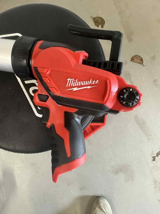 Wyciskacz do silikonu Milwaukee M12 PCG