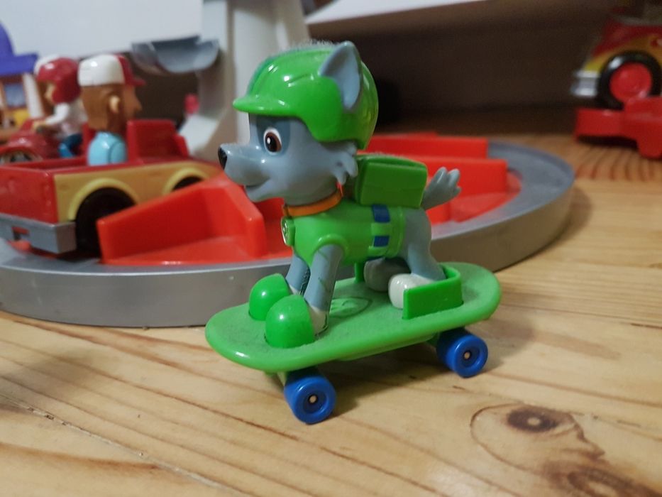 Psi patrol Rocky na deskorolce