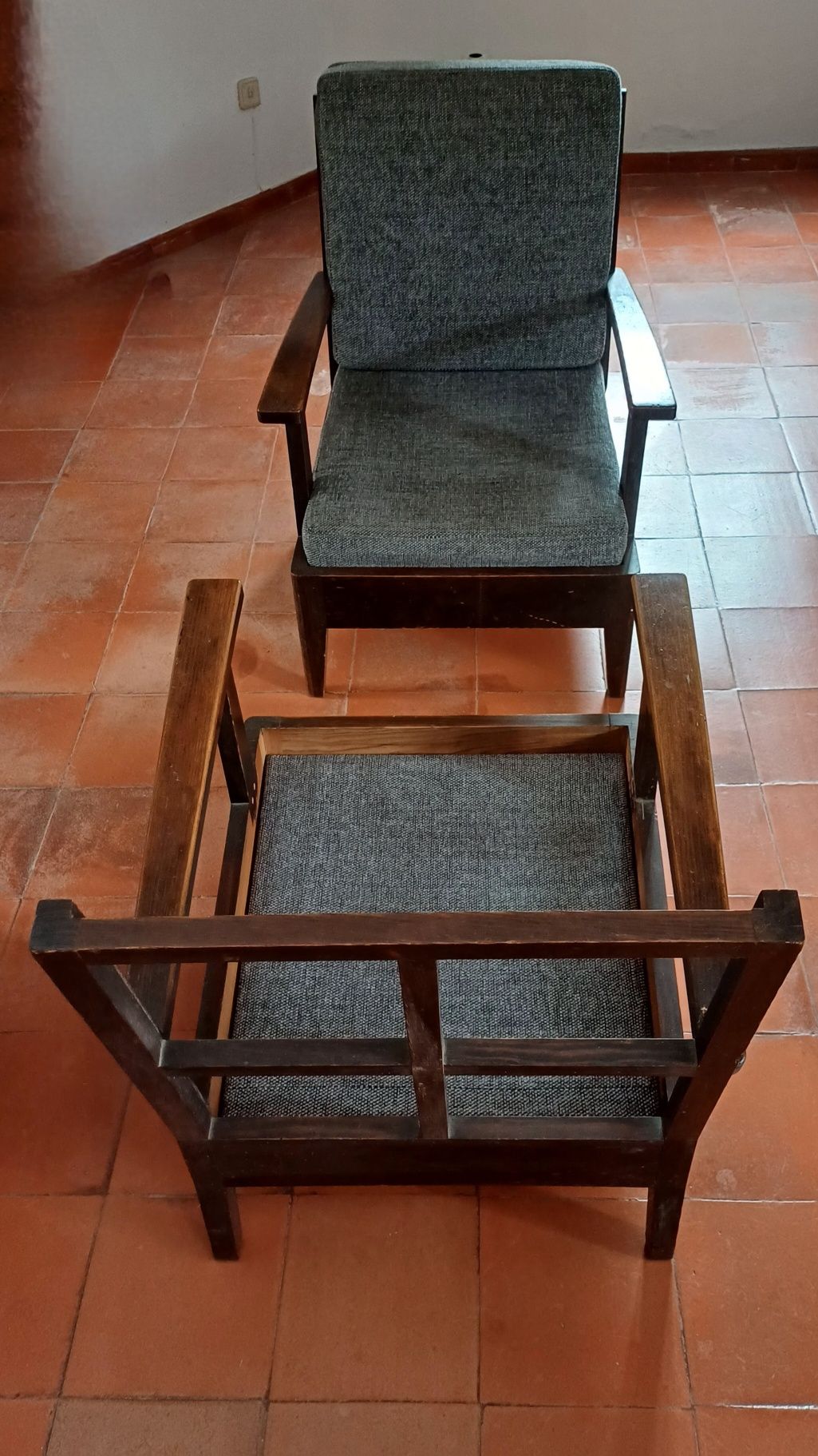 Vendo conjunto de sofás em madeira usados