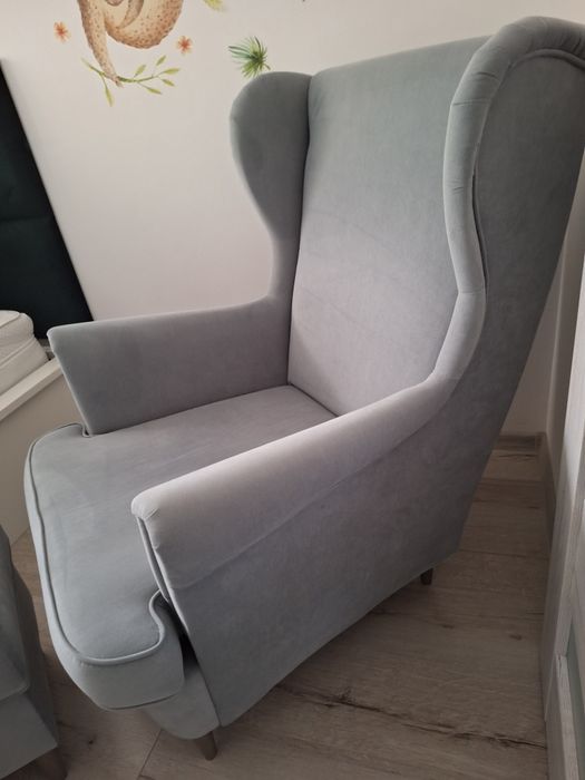 Fotel duży uszak z podnóżkiem pufa szary velvet