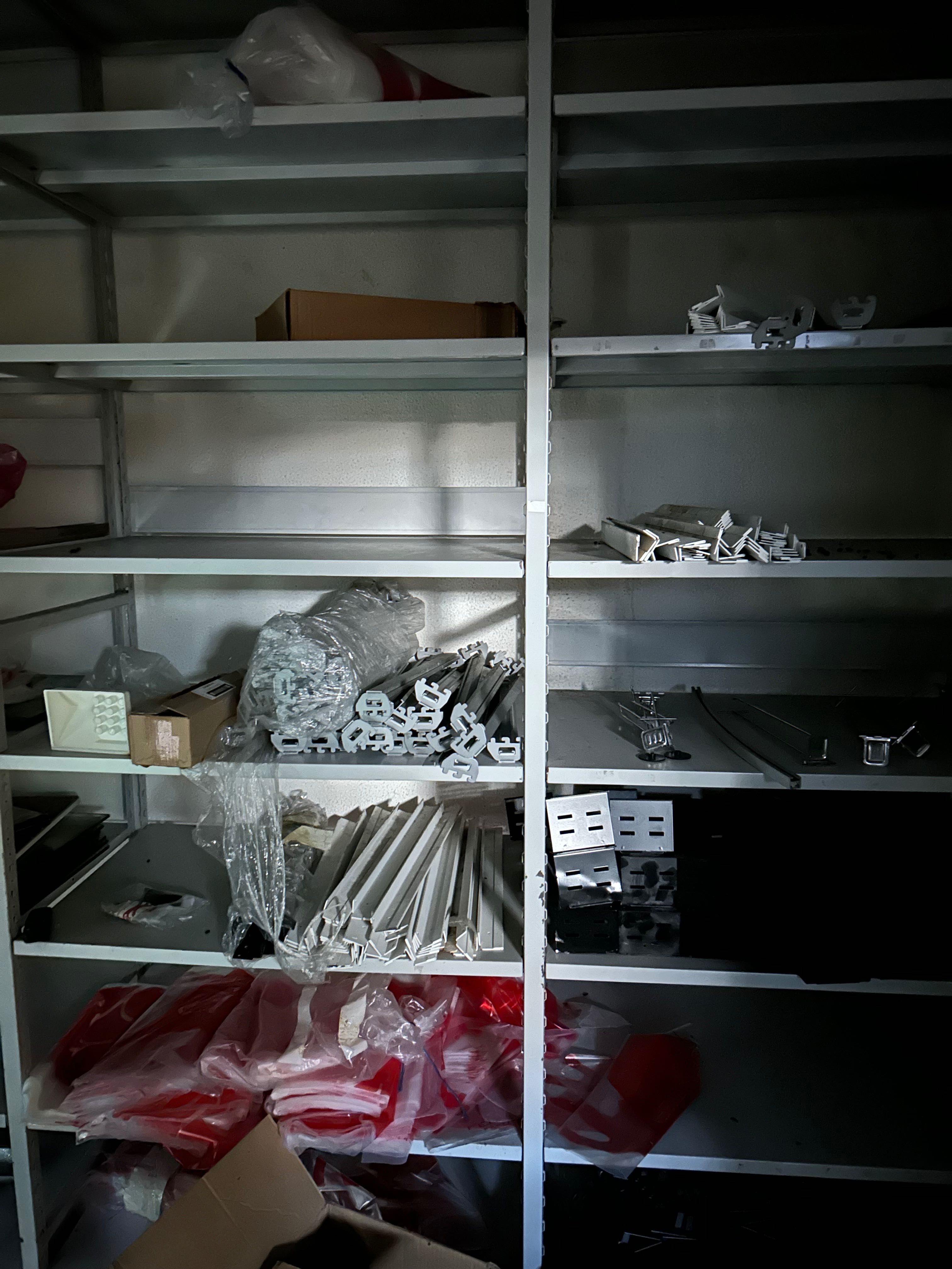 Estantes e prateleiras modulares