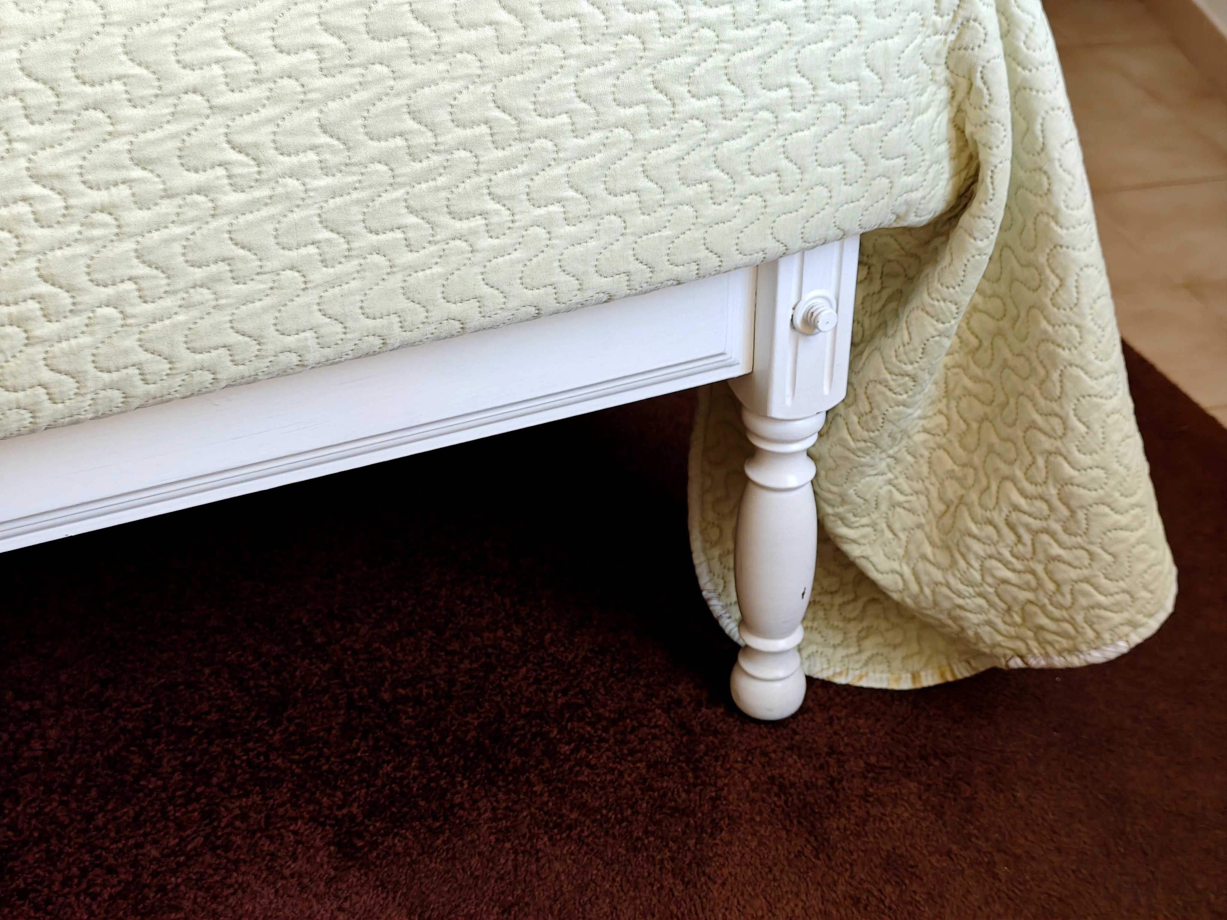 Mobilia de quarto (cama, colchão, cómoda e roupeiro)