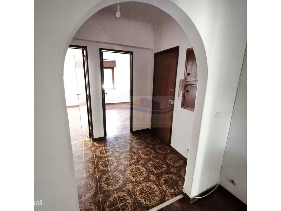 T3 com Arrecadação e 2 Casas de Banho R/C Alto em Queluz