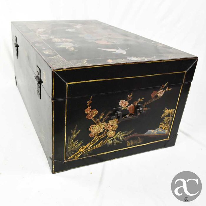 Baú em laca Chinesa pintado à mão, com estrado em madeira