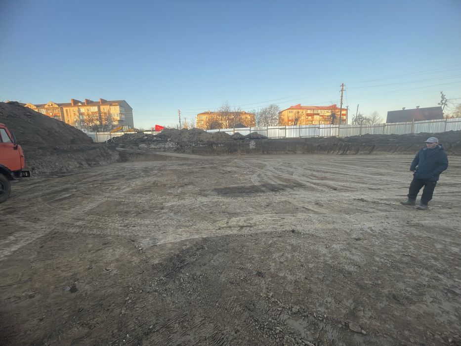 Копка котлованов, земляные работы, самосвалы, экскаватор