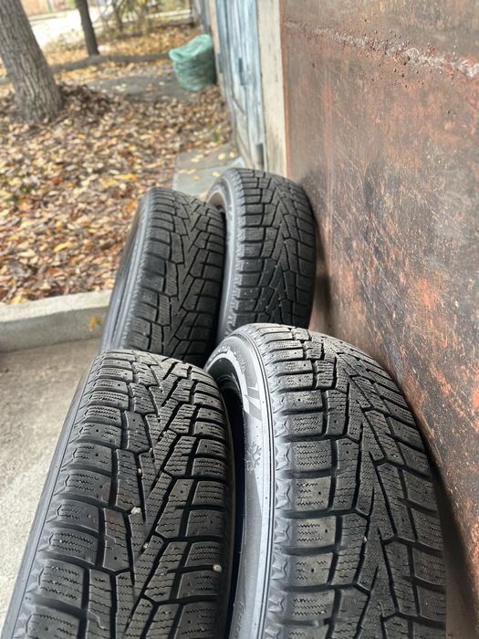 Комплект зимней резины Roadstone 215/60/17