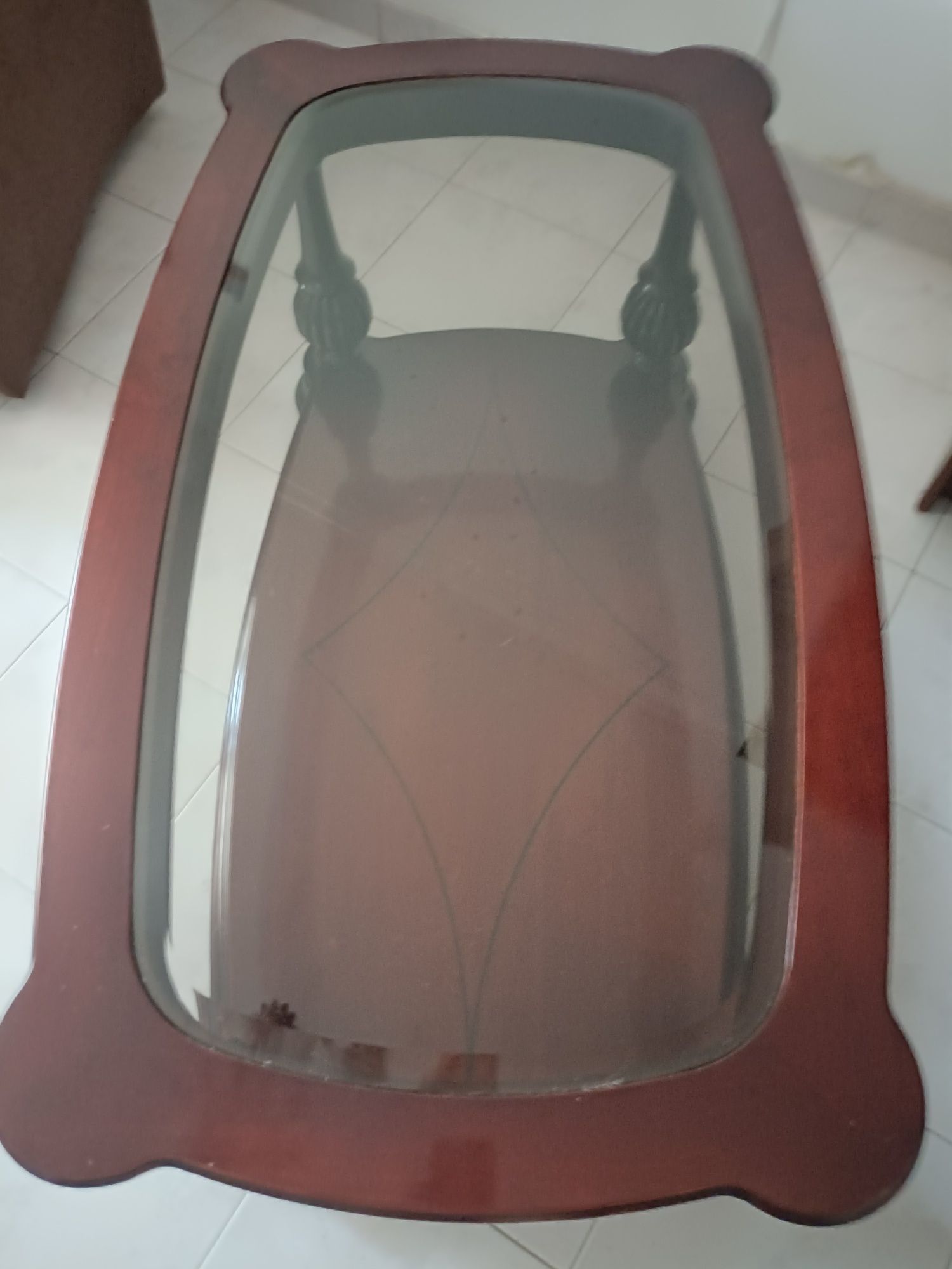 Mesa de Centro com Tampo de Vidro