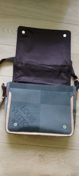 Używana torba typu listonoszka. Louis Vuitton Paris.
5 przegródki wewn