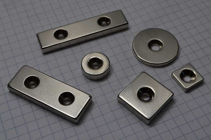 Magnes neodymowy płytkowy z otworami do przykręcenia na śrubkę wkręt