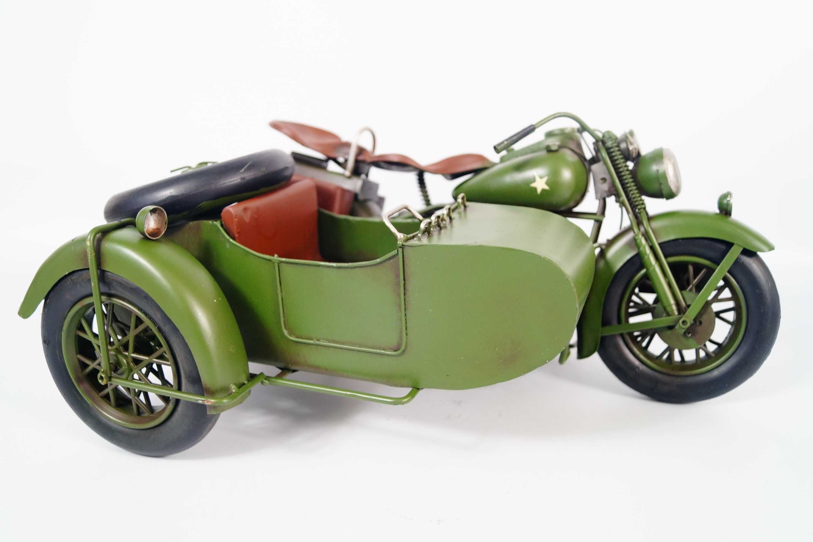 Metalowy pojazd - stary motocykl z dostawką retro rekwizyt wojskowy
