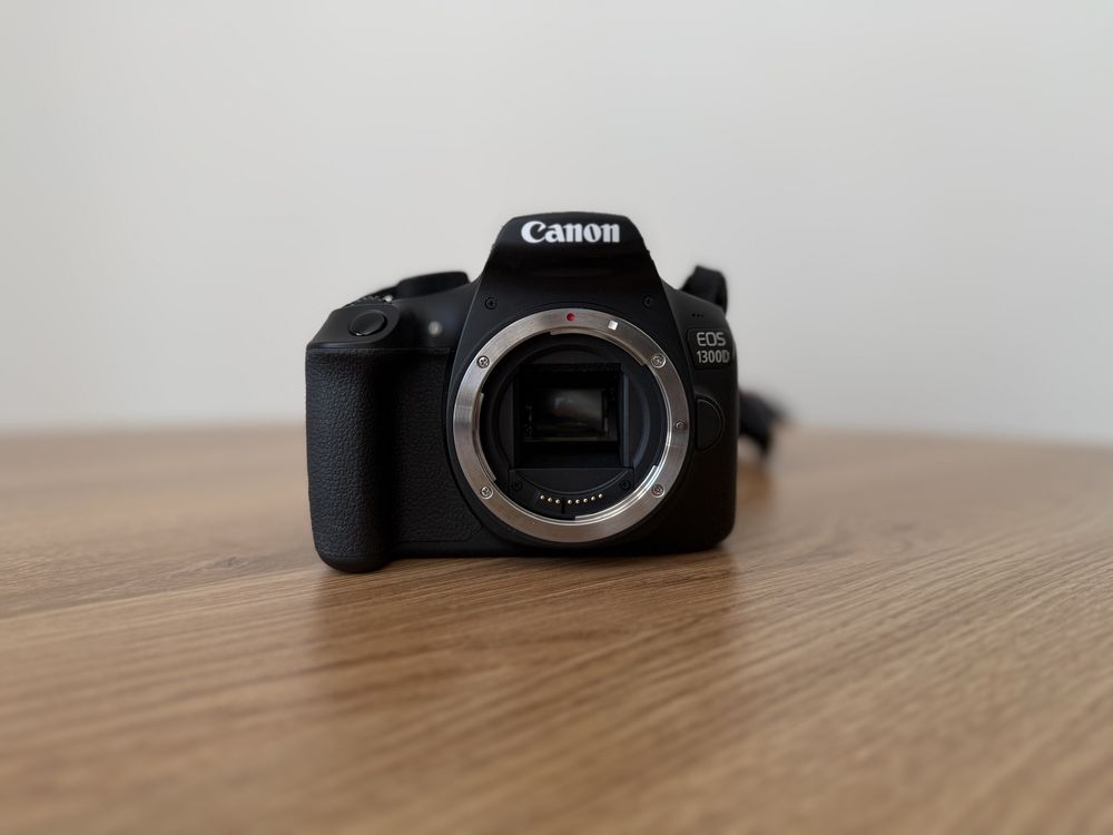 Lustrzanka Canon EOS 1300D z dwoma obiektywami w zestawie