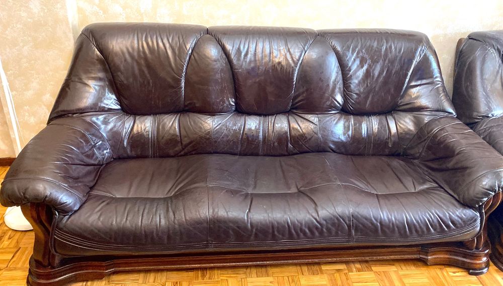 Sofá e poltronas em pele