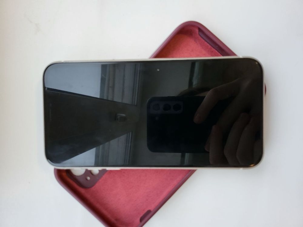 продам iPhone 11