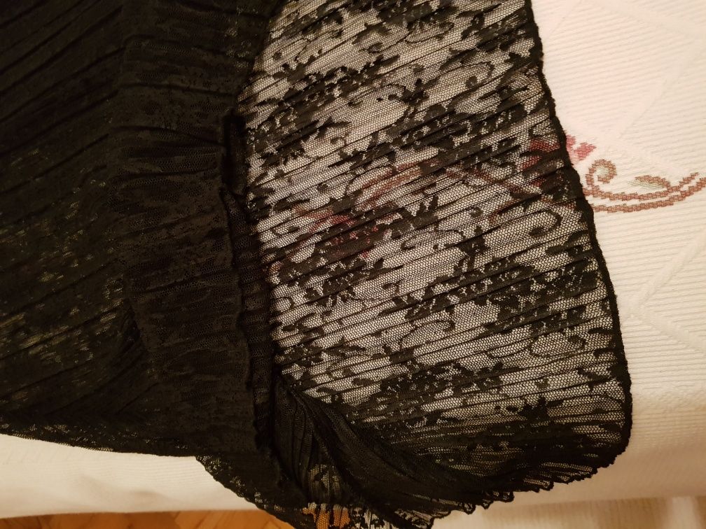 Saia em renda comprida de alta costura,com forro até acima do joelho