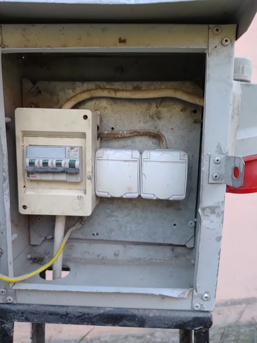 Skrzynka elektryczna  budowlana