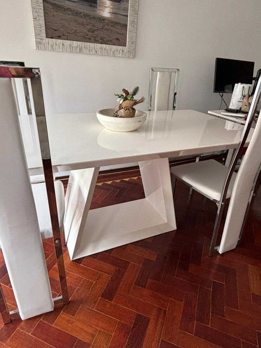 Mesa de Jantar - design moderno e elegante - 4 cadeiras