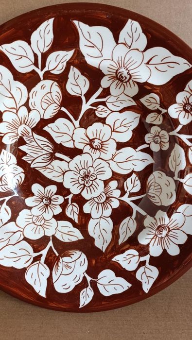 Prato às flores pintado à mão