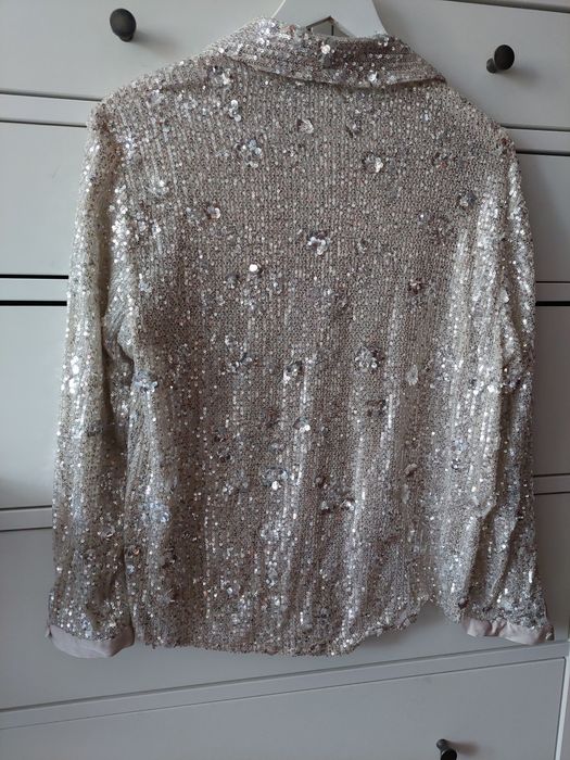 Koszula cekinowana na guziki z kołnierzykiem.
