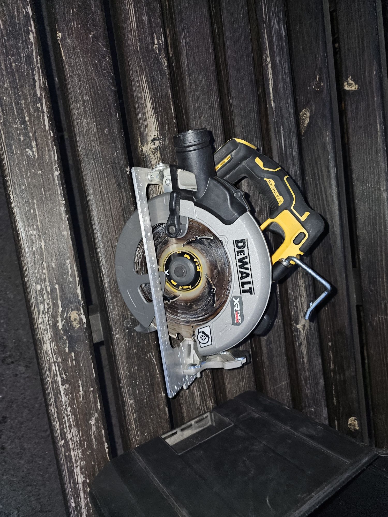 Пила дискова акумуляторна безщіткова DeWALT DCS573NT циркулярка