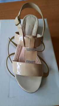 Beżowe lakierowane sandalki damskie r 38
