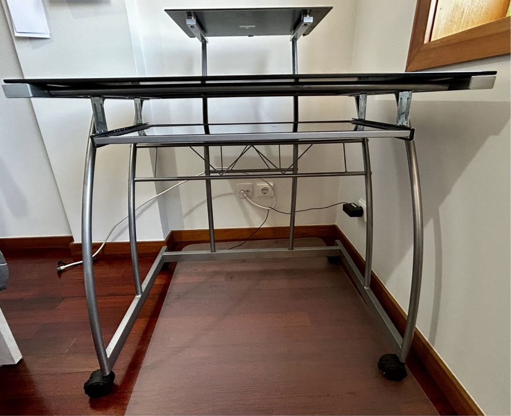 Secretária de metal e vidro preto com prateleira e gaveta