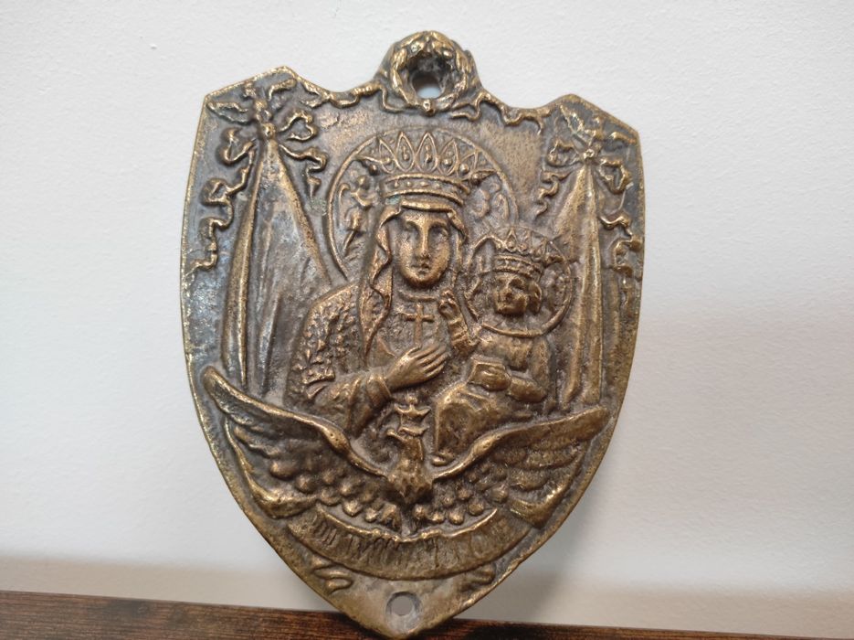 Mosiężny ryngraf z Matką Boską