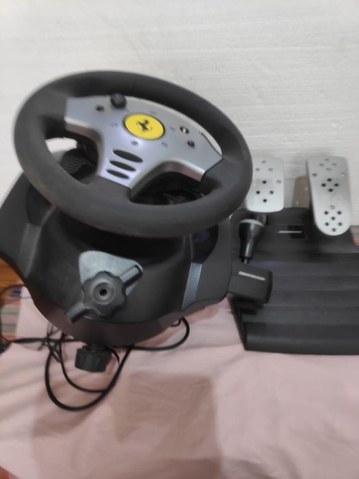 THUSTMASTER, Volante e pedais