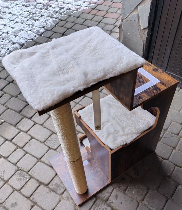 Duży drewniany drapak dla kota