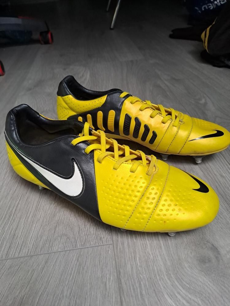 Buty piłkarskie Nike