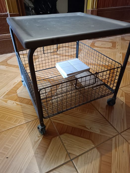 Mesa de suporte com cesto em metal com rodinhas
