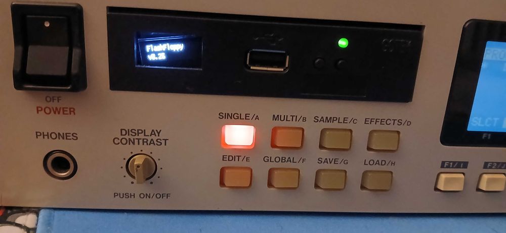 AKAI S3000XL 32MB RAM 8 canais out