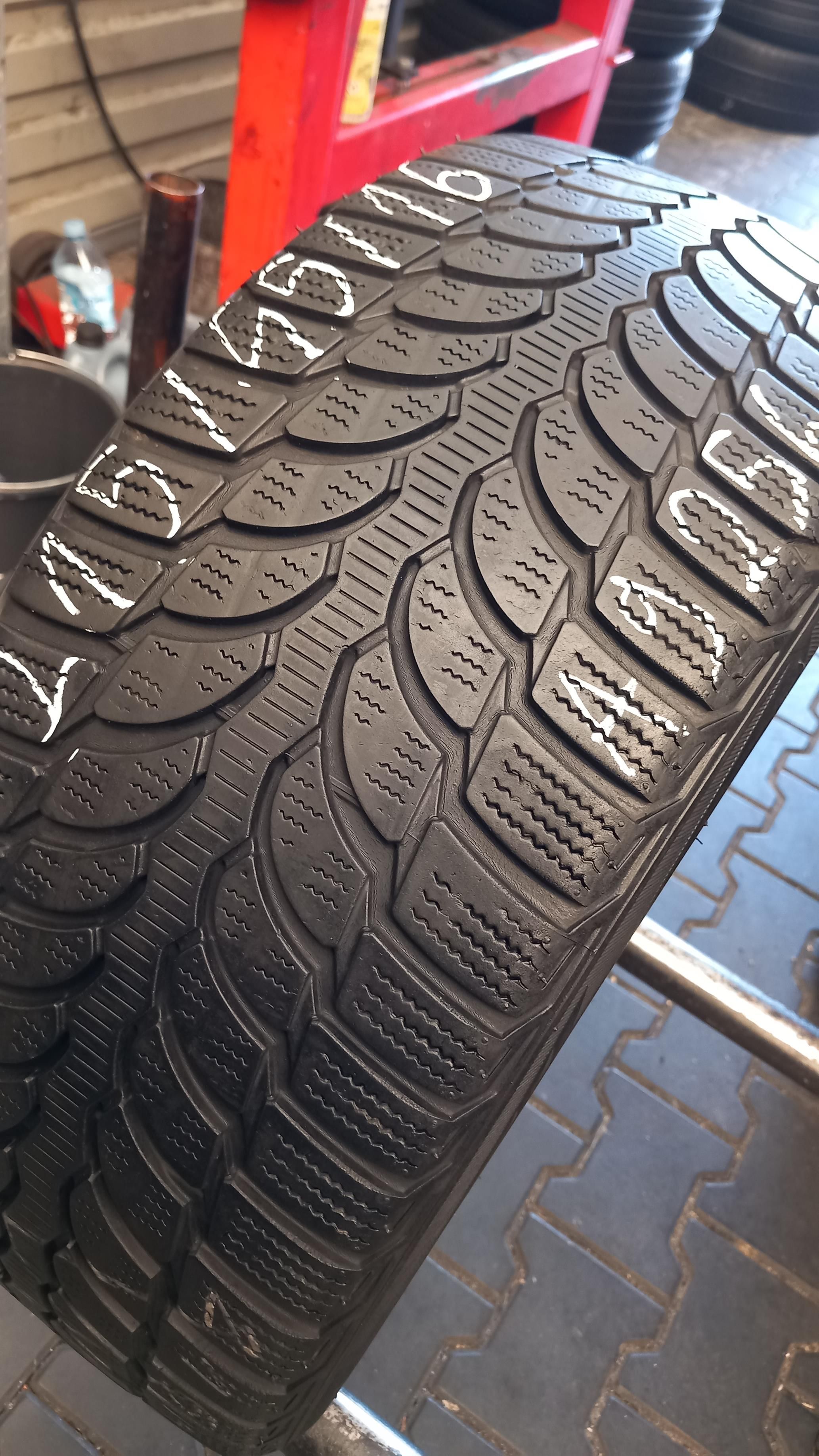 215/45/16 Bridgestone Blizzak LM-32 90V