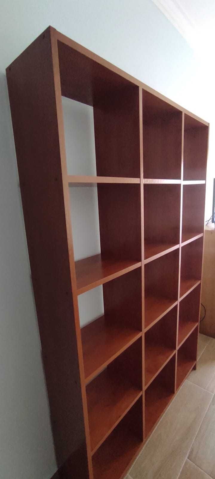 Estante em madeira com 15 cubos