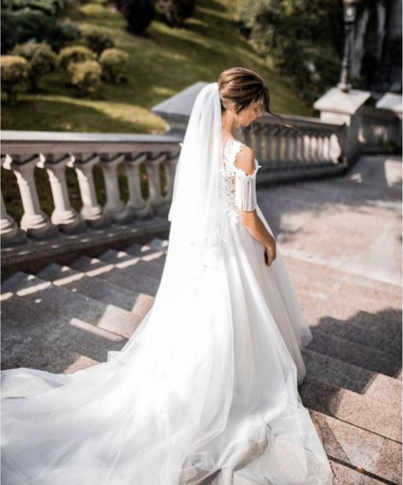 Весільна сукня(підʼюбнік, фата, прикраси для машини) все в цій вартост