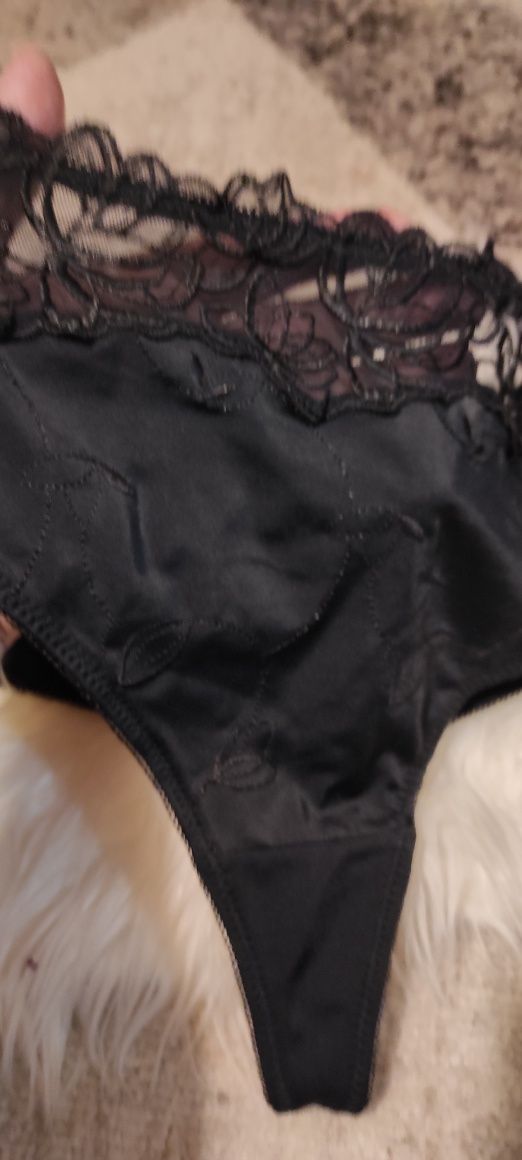 Czarne stringi firmy Hunkemöller duży rozmiar